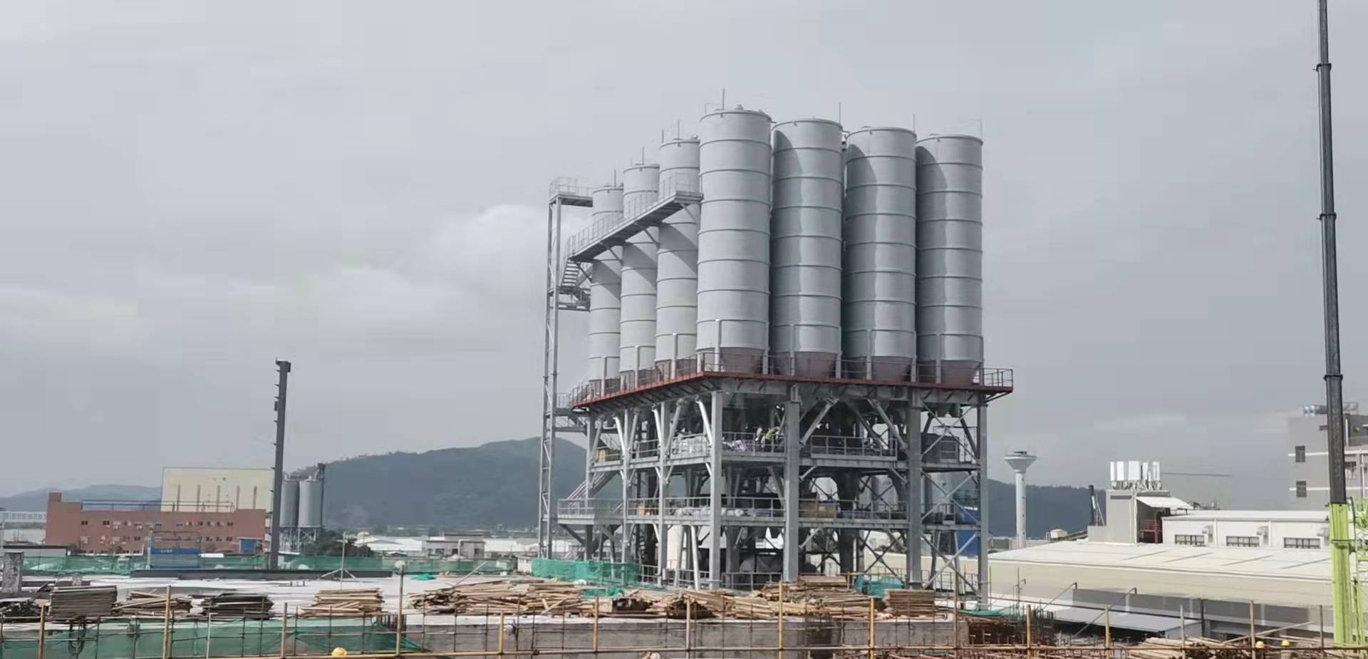 Dry-mortar batching plant with a bank of elevated storage silos in mainland China