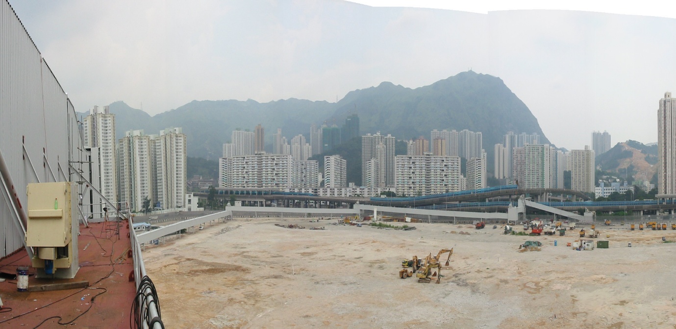 Long-distance covered conveyor crossing an industrial site in Hong Kong