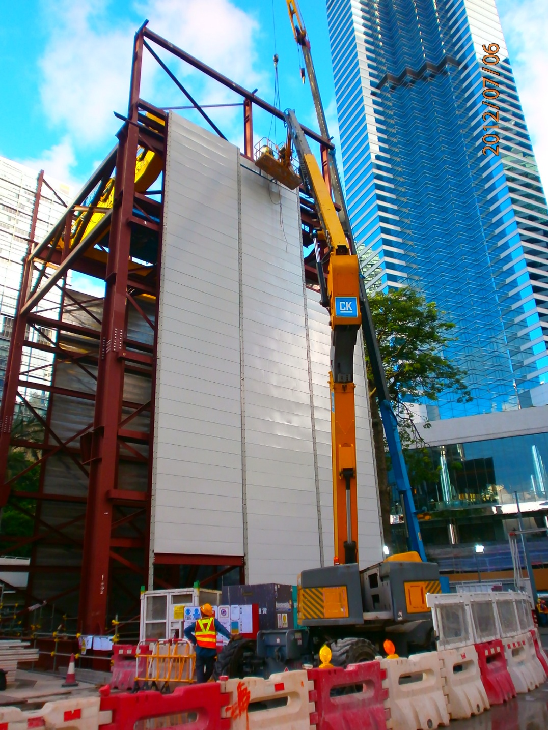 Noise enclosure panels being installed on a steel structure in Hong Kong